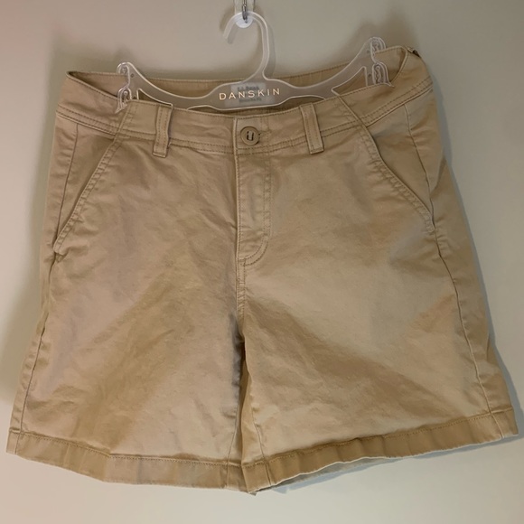 L.L. Bean Favorite Fit Khaki Colored Woman's Regular Shorts Size 4 - Picture 1 of 4